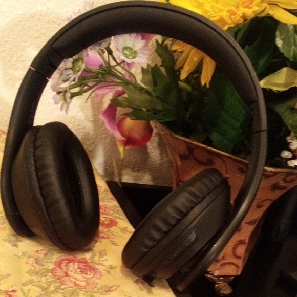 Mpow Black Over-Ear Headphones - Picture 3 of 5